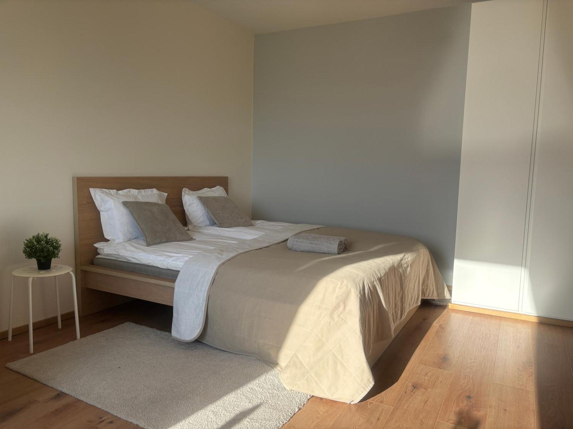Appartement Modern Studio, Private Free Parking ,near Metro